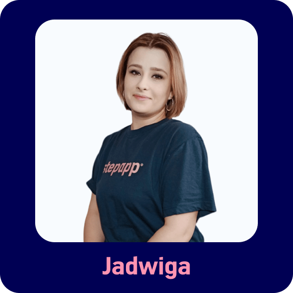 Kobieta o krótkich, jasnobrązowych włosach ma na sobie granatowy t-shirt z napisem „steppapp” wydrukowanym różowymi literami. Tło jest gładkie, białe, a jej imię „Jadwiga” jest wyświetlane pod obrazem w różowym tekście, reprezentującym Firmę sprzątającą dla Sprzątanie domów.